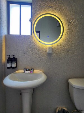 Quarto casal conforto | Banheiro | Chuveiro, toalhas de banho, sabonete, shampoo