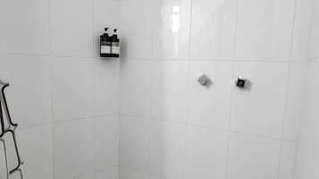 Comfort-Doppelzimmer | Badezimmer | Dusche, Handtücher, Seife, Shampoo
