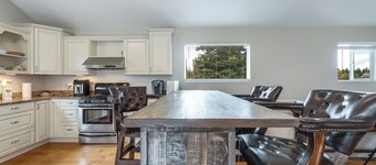 New! 2 Private Spaces, 1 Property | Perfect for Groups | 20 Min to Glacier NP | Mtn Views & Ski
