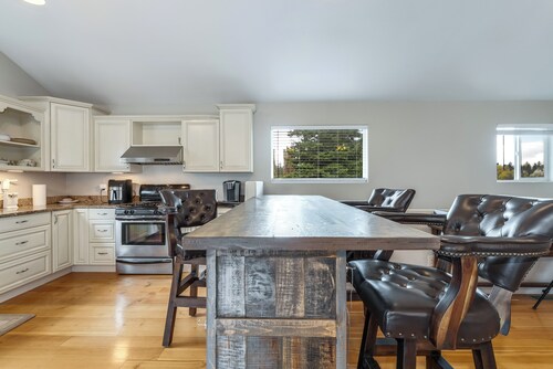 New! Glacier Ridge Suite | Private Loft, Mtn Views & 20 Min to Glacier NP | Grill & Near Ski