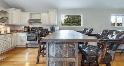 New! Glacier Ridge Suite | Private Loft, Mtn Views & 20 Min to Glacier NP | Grill & Near Ski