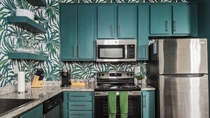 Coffee/tea maker, fridge, microwave, oven - Downtown Savannah * 2 Bedroom * Firepit * Dogs OK * Private Patio (Savannah)