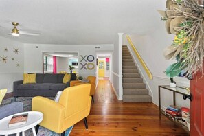 Smart TV, books - Newly Remodeled! Bright & Spacious home! Sleeps 8 (Savannah)