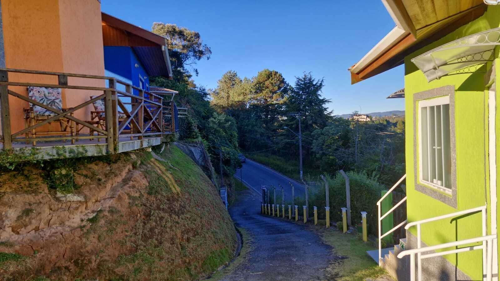 Ein Weg führt zu einem Gebäude mit Treppe und Blick auf die umliegende Landschaft.
