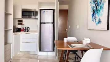 Wasserkocher mit Kaffee-/Teezubehör, Kühlschrank, Mikrowelle, Herdplatte