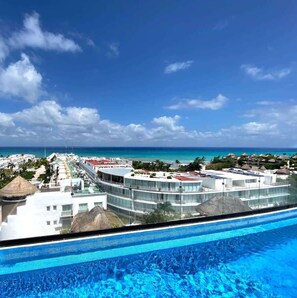 Ein Resort mit Pool, Meerblick und blauem Himmel.