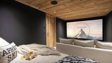 5 bedrooms, iron/ironing board, WiFi, bed sheets