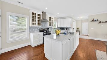 咖啡機/沖茶器、雪櫃、微波爐、焗爐