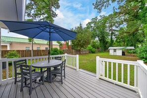 Outdoor dining - Highmarket Haven-Lowcountry Charm in Historic Georgetown (Georgetown)