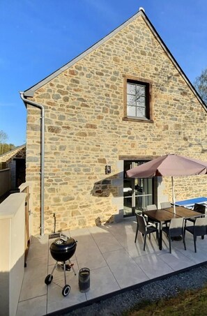 Outdoor dining - L'Escale du Grand Bois (QUEBRIAC)