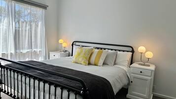 3 chambres, fer et planche à repasser, Wi-Fi, draps fournis