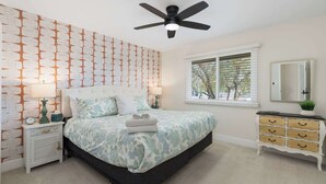 A bedroom with a bed, bedside tables, a ceiling fan, a window with blinds, and a dresser. - 3bd, Pool, Hot Tub, Garage, Full Kitchen, ASU (Tempe)