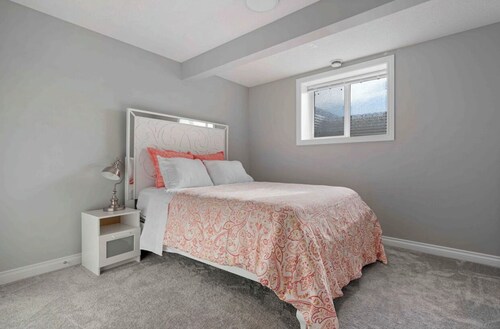 Modern & Spacious Home near Calgary – Perfect Family Getaway
