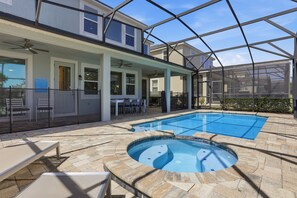Il s’agit d’une propriété résidentielle dotée d’une piscine, d’un espace extérieur aménagé pour s’asseoir et d’un patio couvert.