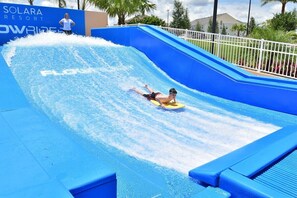 Eine Wasserrutsche im Solara Resort, eine Person saust den Rutschtobel hinunter.