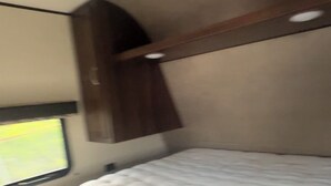 Room - 3-bedroom CLEAN RV in perfect Maple Ridge with AC (Maple Ridge)