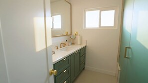 Bathroom - Calm Luxury Smart Home 2BR - 1 Spa Bath near LAX/ Sofi/Intuit/Beach (Inglewood)