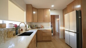 Private kitchen - Calm Luxury Smart Home 2BR - 1 Spa Bath near LAX/ Sofi/Intuit/Beach (Inglewood)