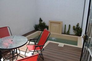A wooden deck with a glass table and red chairs, a small pool, and potted plants. - Renovated 5 Element house with small pool 15 minutes from downtown Oaxaca (Oaxaca de Juárez)