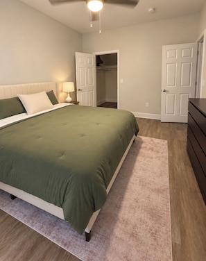 A bedroom with a bed, a dresser, a closet, and a ceiling fan. - Cozy 2-bedroom apartment with AC in soothing Glendale (Glendale)