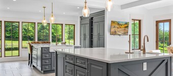 Luxury Stowe Estate |  Hot Tub, Pond, 2 Min to Skiing