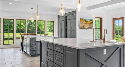 Luxury Stowe Estate | Hot Tub, Pond, 2 Min to Skiing