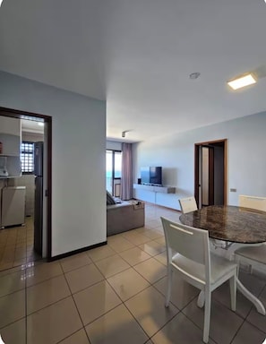 Eine moderne Wohnung mit Küche, Essbereich und Wohnraum.