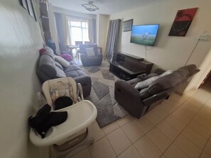 Living area - 2-bedroom apartment with AC in quaint Nairobi neighborhood (Nairobi)