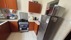 Private kitchen - 2-bedroom apartment with AC in quaint Nairobi neighborhood (Nairobi)
