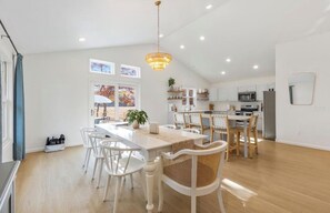 Dining - The Perfect Lakeside Retreat on Lake Edward, hot tub, lake view & cozy speakeasy (Nisswa)