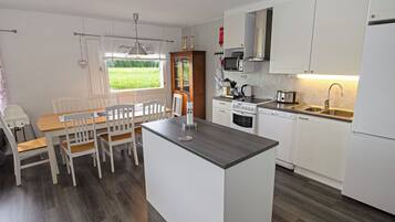 Jääkaappi, mikroaaltouuni, astianpesukone