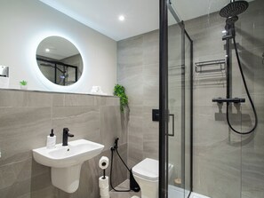 Sèche-cheveux, bidet, serviettes fournies, papier toilette