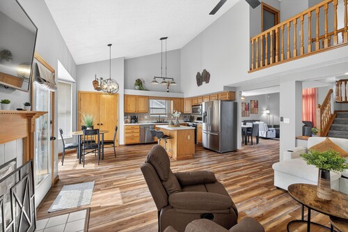 Charming 4BR/5-Bed Home Patio & Big Yard BBQ