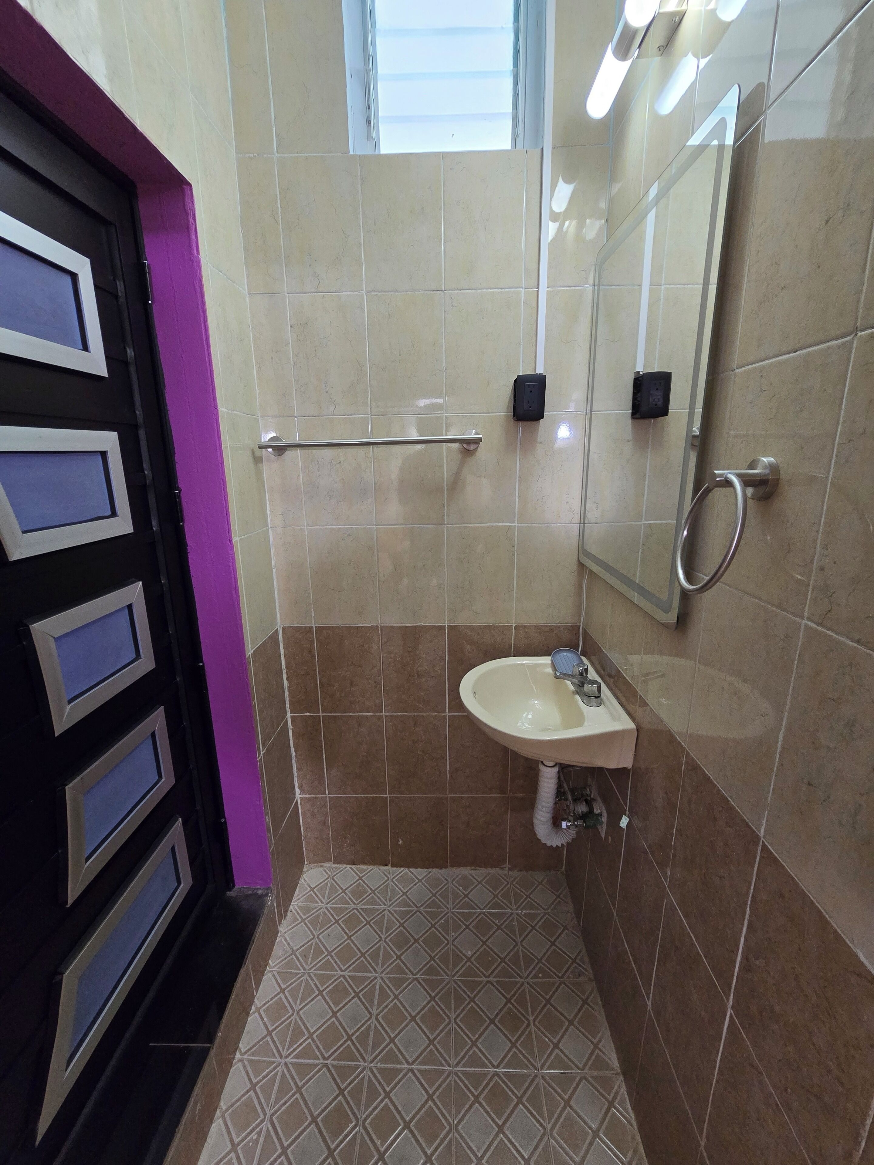 Doccia, asciugamani, sapone, shampoo