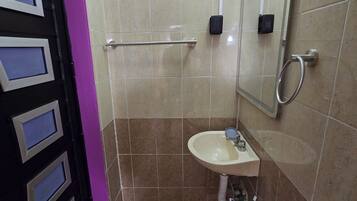 Doccia, asciugamani, sapone, shampoo