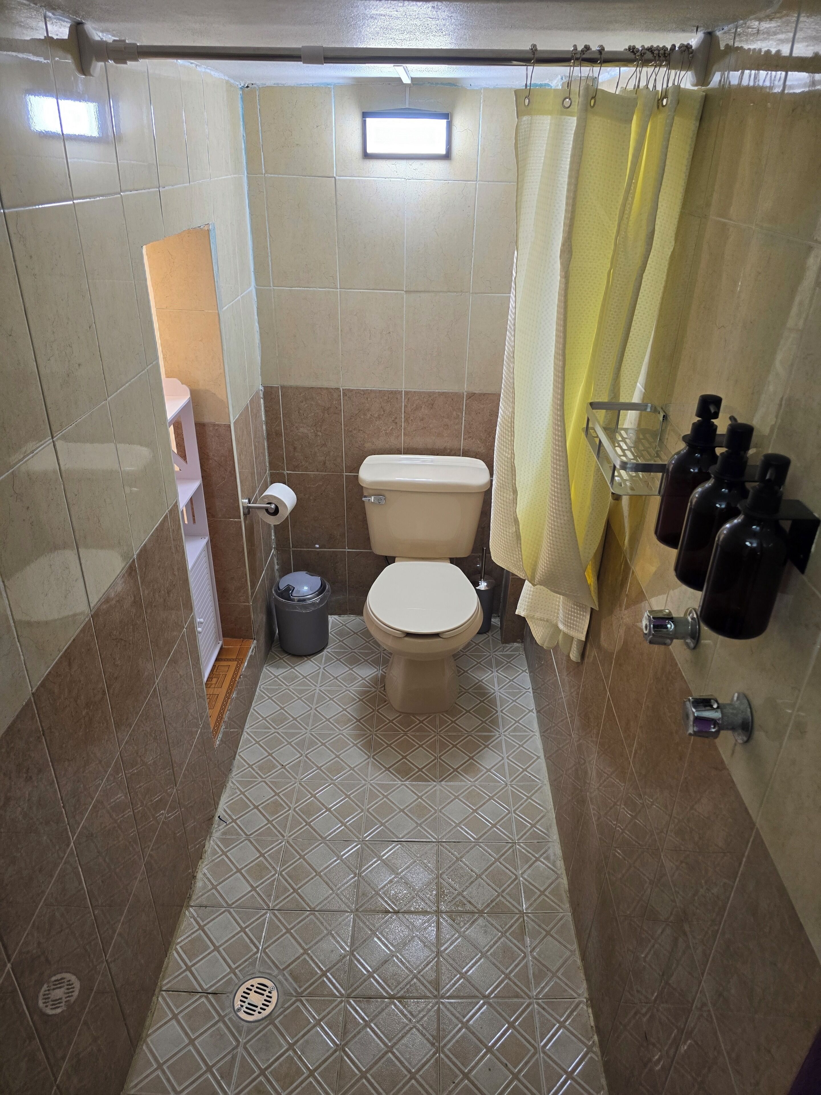 Doccia, asciugamani, sapone, shampoo