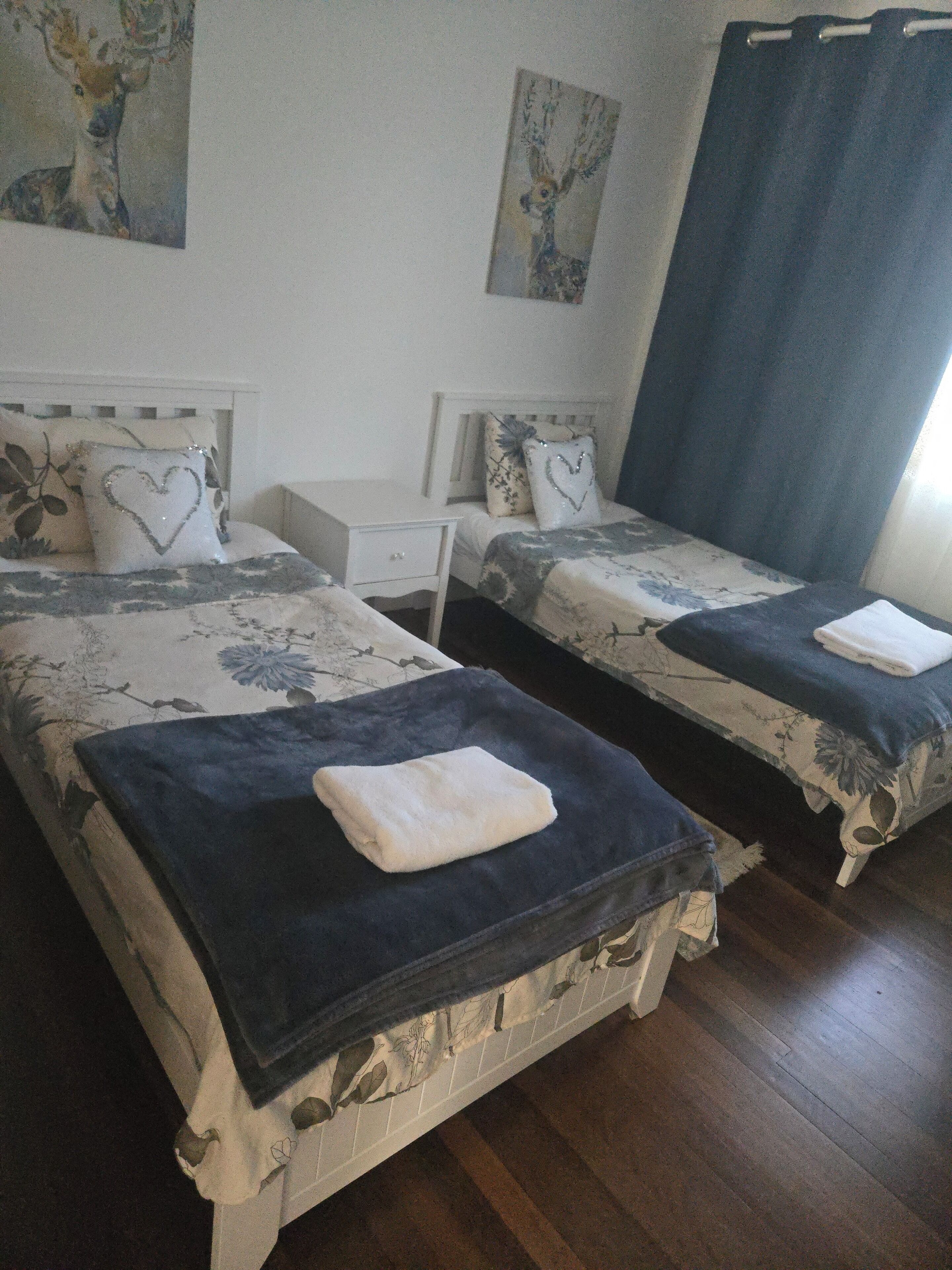 Tabla de planchar con plancha, wifi gratis y ropa de cama 
