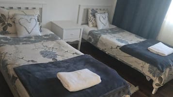Tabla de planchar con plancha, wifi gratis y ropa de cama