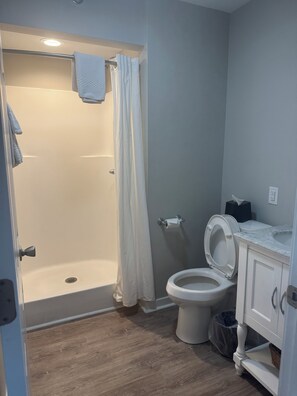 Bathroom - Cozy 2-bedroom condo with a quick walk the beach. (Atlantic Beach)