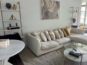 Living area - The Dream ATL (Atlanta)
