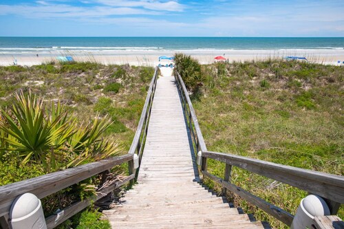 Luxurious Oceanfront Condo, Amazing Ocean Sunrise and Intercoastal Sunset Views, Steps to Sand, Pool
