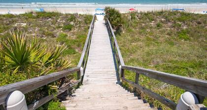 Luxurious Oceanfront Condo, Amazing Ocean Sunrise and Intercoastal Sunset Views, Steps to Sand, Pool