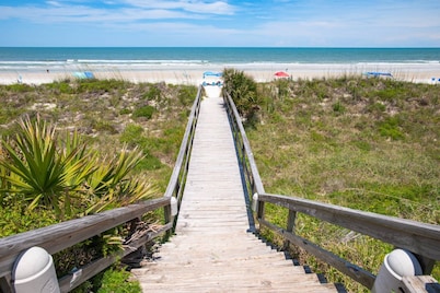 Luxurious Oceanfront Condo, Amazing Ocean Sunrise and Intercoastal Sunset Views, Steps to Sand, Pool