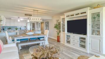 Smart TV, fireplace