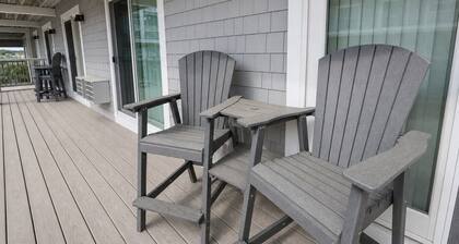 Steps to Beach, Ground Floor, Free Parking, King