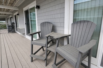 Steps to Beach, Ground Floor, Free Parking, King