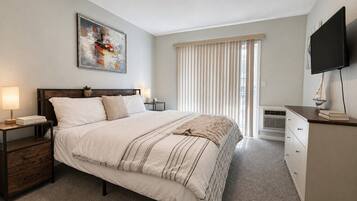 Tabla de planchar con plancha, wifi, ropa de cama