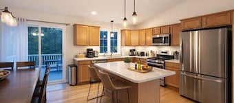 Sleep up to 12, quick access to Kittery and Portsmouth, Beaches, Boat Launch