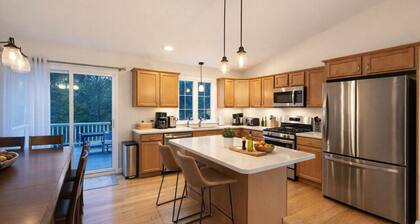 Sleep up to 12, quick access to Kittery and Portsmouth, Beaches, Boat Launch