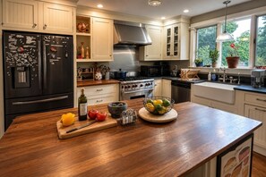 Fridge, microwave, oven, stovetop - Great for group events, pool parties, and chefs looking to cook for large groups. (Eliot)
